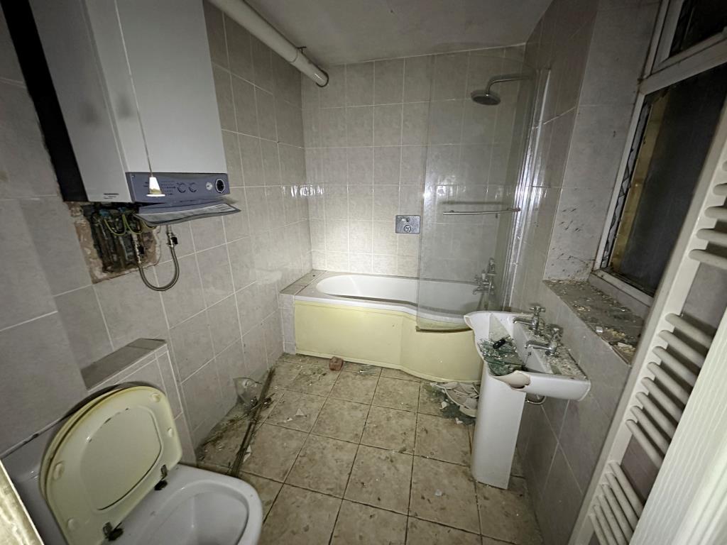 Lot: 40 - THREE-BEDROOM DETACHED HOUSE FOR REPAIR - Bathroom